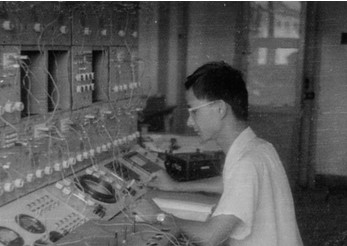 02教研室主任熊秉群在操作模拟计算机.jpg