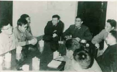 04在空军炮校实习时与三大队领导座谈 熊秉群老师(右一),徐祖哲(左二).jpg